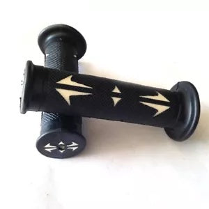 7/8 "左 1" 右スポーツダートバイクラバーハンドグリップ-ブラックホワイトヤマハ用 7/8"LEFT 1"RIGHT Sport Dirt Bike Rubber Hand Grips-Black White For YAMAHA
