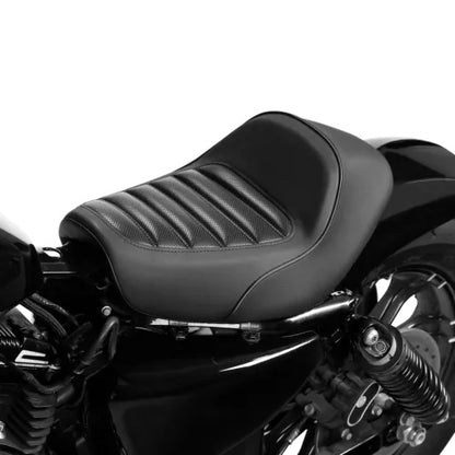 ドライバーライダーソロシートハーレースポーツスターXL883 1200カスタム48 72 10-23 22に適合 Driver Rider Solo Seat Fit For Harley Sportster XL883 1200 Custom 48 72 10-23 22